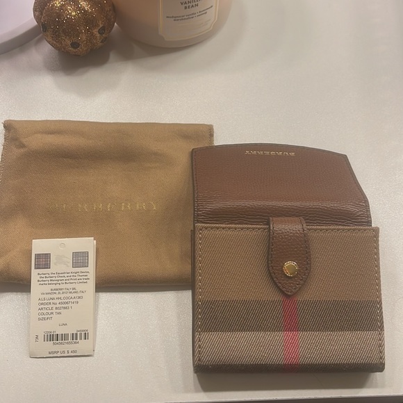 Burberry Wallet, never used barley touched. Received for Christmas last year!! - Picture 2 of 3